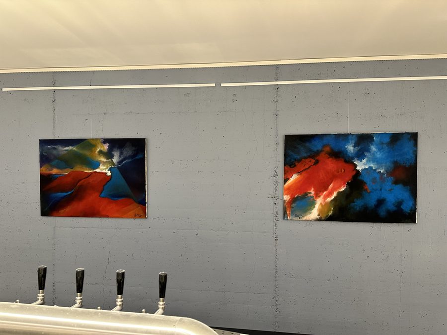 Abstrakte Malerei in Rot und Blau an einer Betonwand