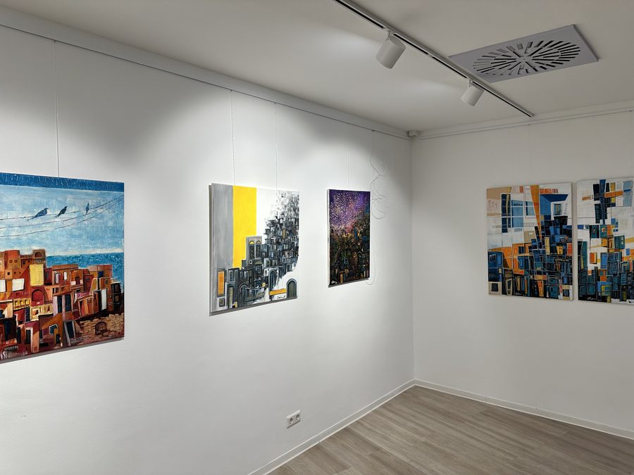 Ausstellungsecke mit Schienenlicht und mehreren Werken